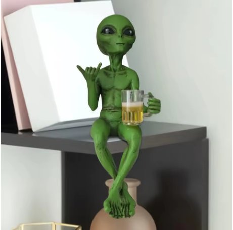 Estátua de alienígena bebendo cerveja escultura alienígena