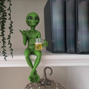 Estátua de alienígena bebendo cerveja escultura alienígena